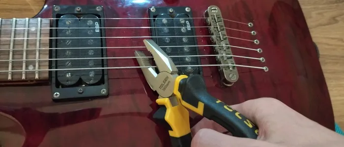 Cutting guitar strings