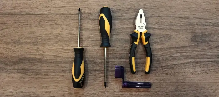 screwdrivers, wire cutter, and string winder
